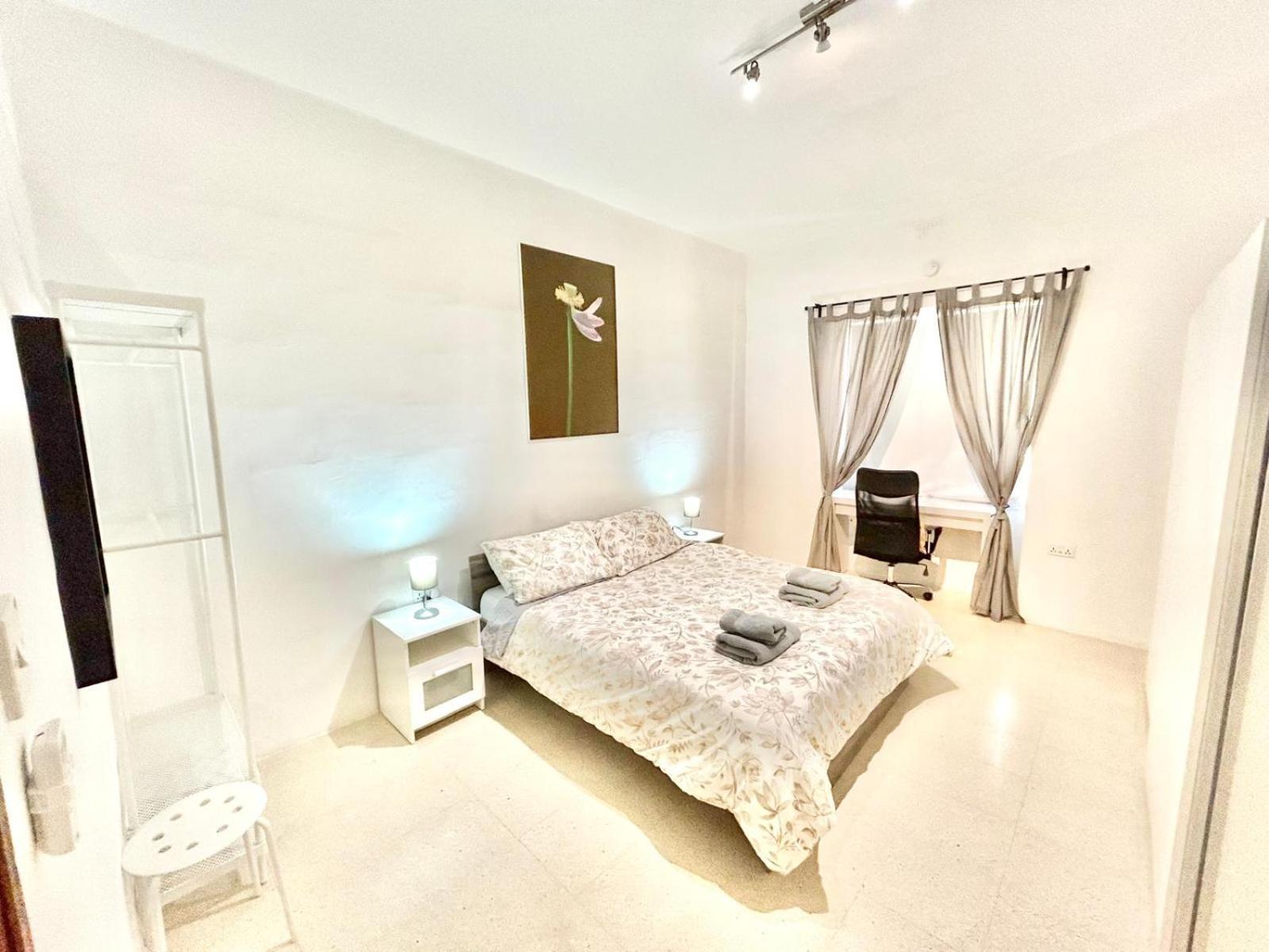 St Julians - Balluta Bay Large 3 Bedroom *