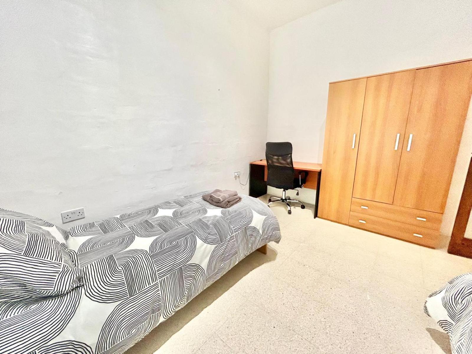 St Julians - Balluta Bay Large 3 Bedroom Apartament *