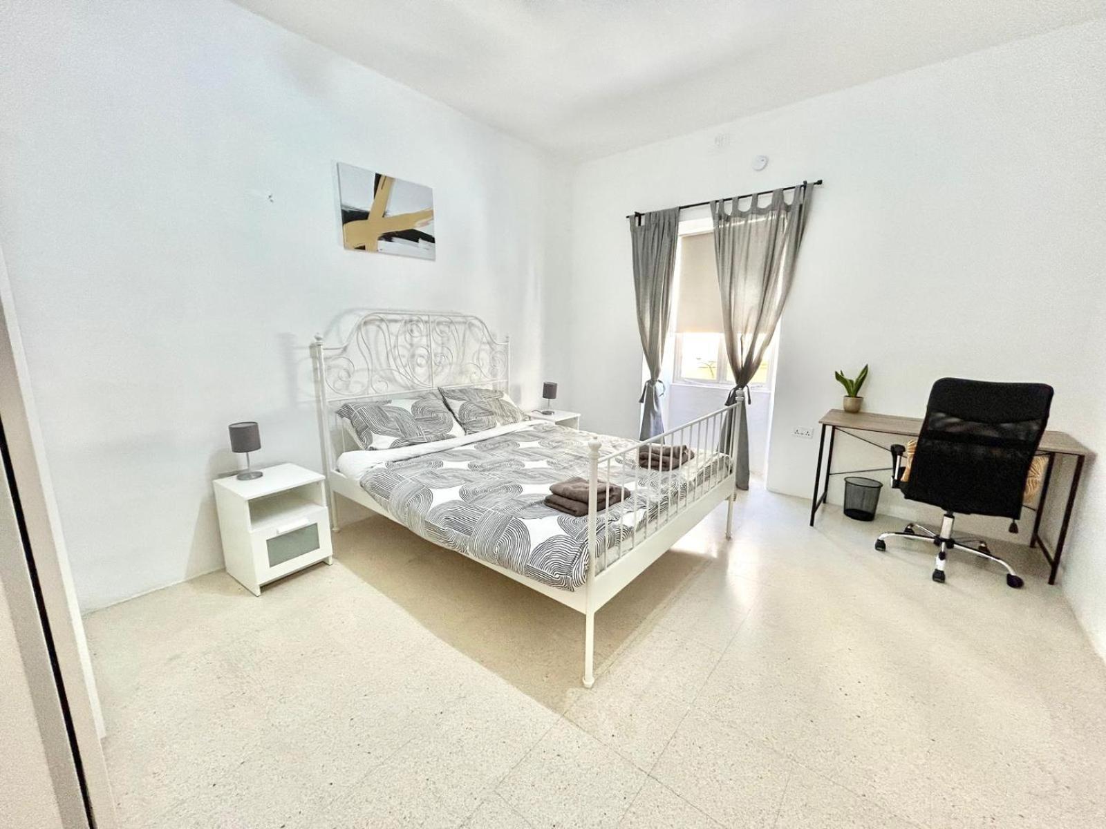 St Julians - Balluta Bay Large 3 Bedroom Apartament Sliema